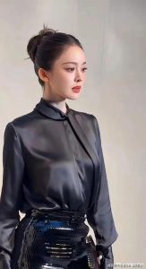 Cổ Lực Na Trát gây tranh luận về trang phục