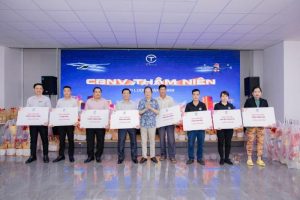 Một doanh nghiệp thưởng Tết cho tạp vụ, bảo vệ mỗi người 1 lượng vàng