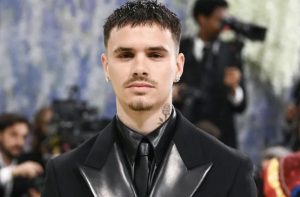 Quý tử nhà David Beckham gây chú ý