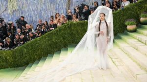 BlackPink ở Met Gala 2026: Lisa bùng nổ, Jennie gây tranh cãi