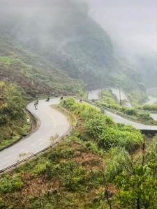 Biển số xe máy thành kỷ niệm không thể quên của khách Tây ở Hà Giang