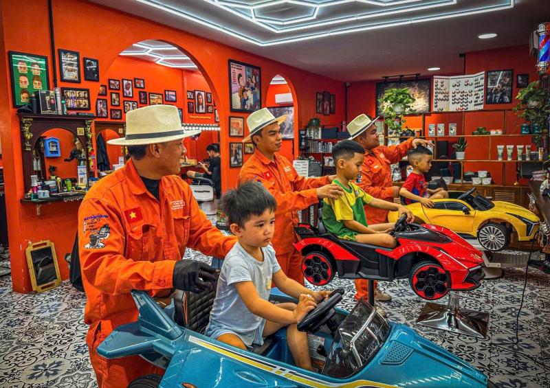 Dong Tay Barbershop anh 1
