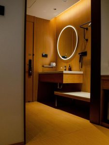 Vì sao để vali trong nhà tắm khi nhận phòng khách sạn?