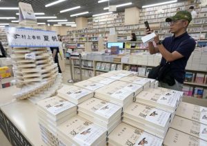 Sách mới của Murakami phát hành lúc nửa đêm, độc giả xếp hàng đợi