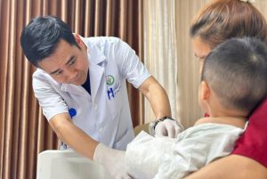 Báo động đỏ cứu bàn tay đứt lìa cho trẻ 2 tuổi