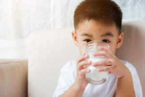 Trẻ có thể uống bao nhiêu sữa mỗi ngày?
