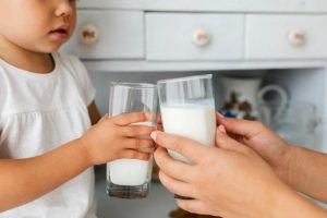 Có nên uống sữa trước khi ngủ không?