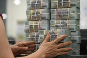Người dân gửi tiền vào ngân hàng cao kỷ lục