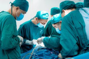 4 năm sống trong im lặng, bé gái lần đầu nghe thấy âm thanh