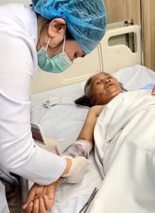 Cứu cụ bà 79 tuổi sau cú tấn công kinh hoàng của chó dữ
