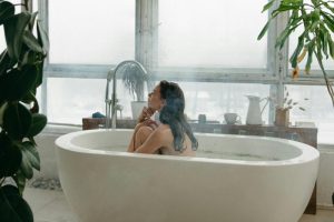 Vì sao không tắm nước nóng ngay sau khi đi máy bay?