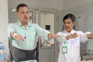 Khách Tây kinh ngạc sau ca mổ cột sống tại Việt Nam