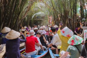 Chờ 2 tiếng mới ngồi được xuồng ba lá ở cồn Thới Sơn