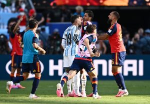 Otamendi nổi nóng với Rodri