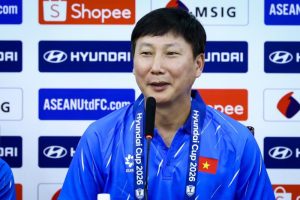 HLV Kim nói đùa: Hòa Singapore vì hôm ấy tôi mặc áo trắng