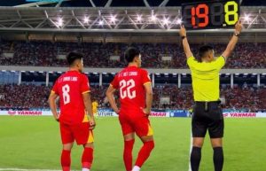 Màn thay người gây tranh cãi của HLV Kim Sang-sik