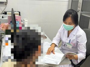 Bệnh da hiếm khiến người phụ nữ lở loét khắp các nếp gấp