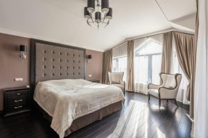 Vì sao lăn chai nước qua gầm giường khách sạn?