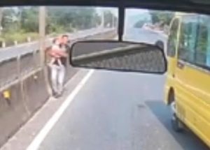 Biểu dương tài xế dừng xe, lao ra bế cháu bé đứng giữa quốc lộ