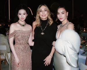 Tranh luận ‘Lưu Diệc Phi cắt ảnh chung có Hồ Ngọc Hà’