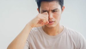 Ghèn vàng dính chặt mi mắt buổi sáng là dấu hiệu bệnh gì?