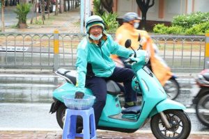 Rổ áo mưa ‘ai cần cứ lấy’ ấm lòng giữa mùa mưa TP.HCM