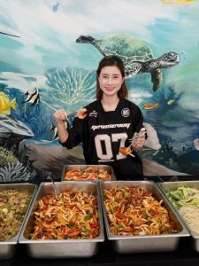 Trăm suất cơm nóng tươm tất cho bà con vùng lũ