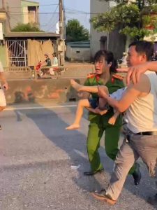 Nữ cảnh sát cứu bé 4 tuổi bị tai nạn nguy kịch giữa đường