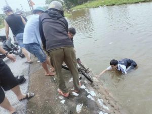 Nam sinh lớp 11 lao xuống kênh cứu hai em nhỏ đuối nước