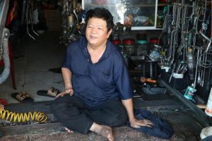 Tiệm sửa xe ‘không tiền cũng vá’ giữa lòng TP.HCM